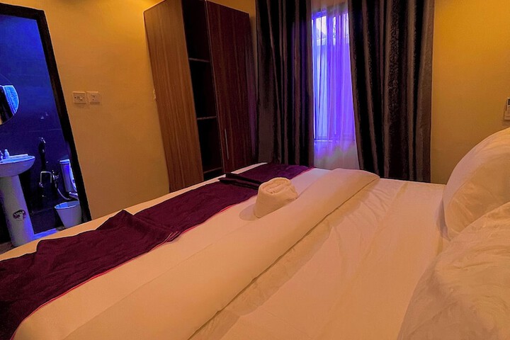 Room 6 of 32