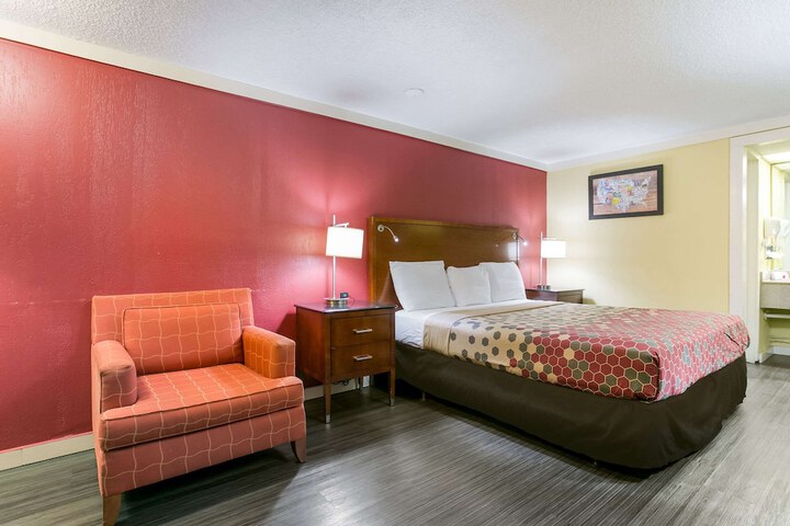 1 King Bed (6 of 8)