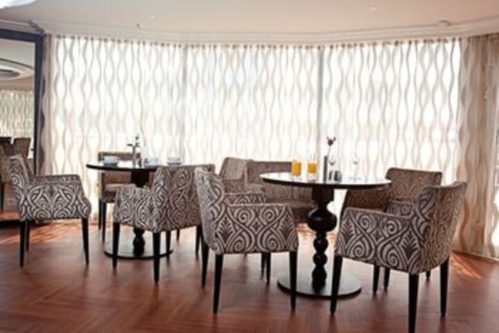 Lounge 18 of 80