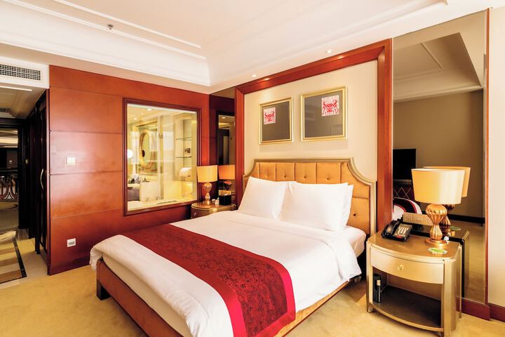Room 17 of 28
