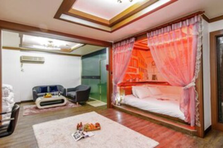 Room 16 of 37