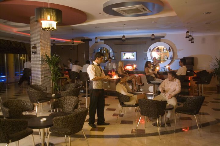 Lounge 38 of 43