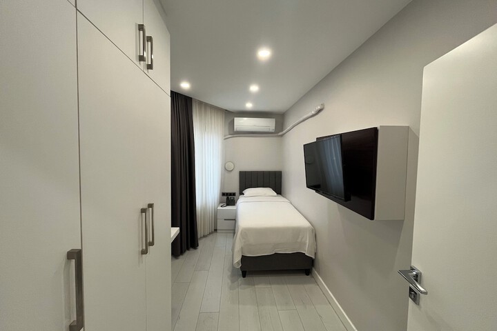 Room 4 of 129