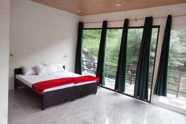 Room 4 of 12