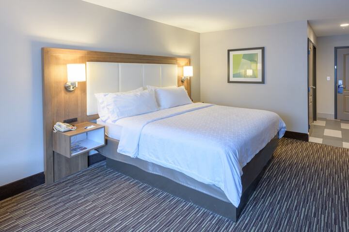 1 King Bed (10 of 16)