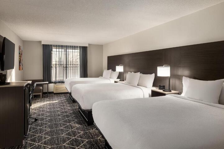 2 Queen Beds (12 of 16)
