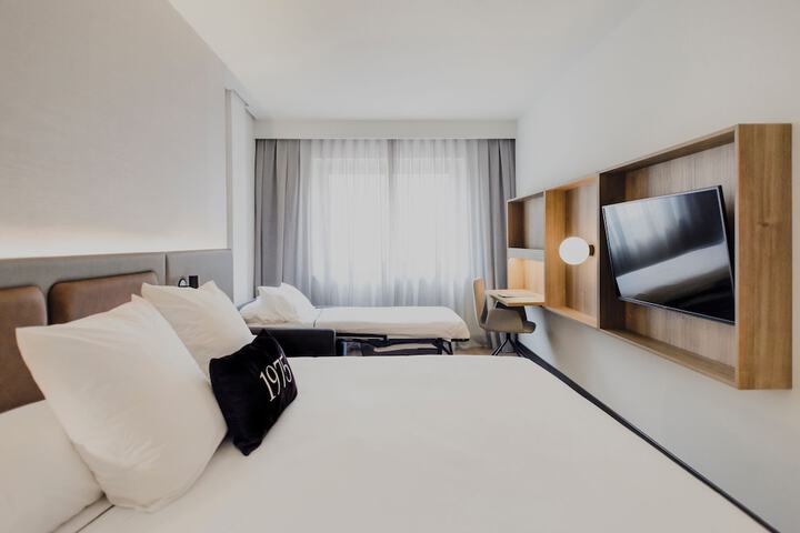 Room 32 of 48