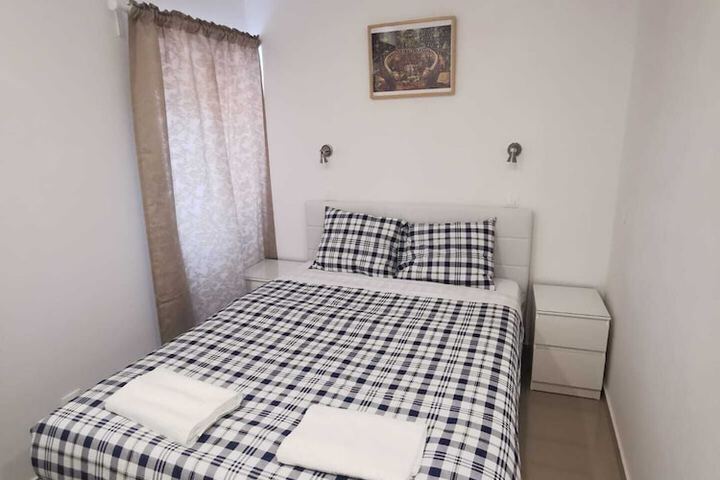 Room 6 of 76