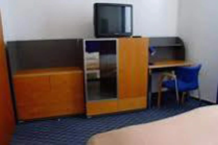 Room 2 of 10