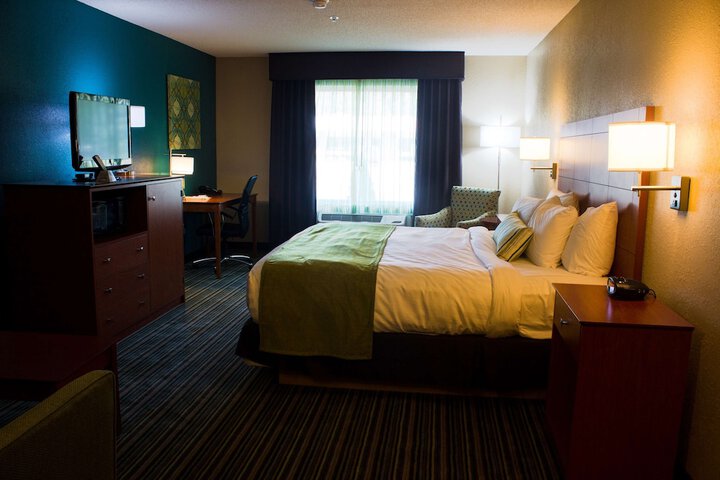 1 King Bed Microwave, Refrigerator High Speed Internet Accessible Full Breakfast (6 of 26)