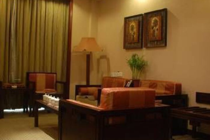 Room 4 of 8