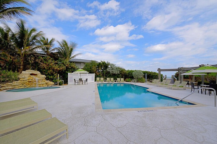 Hotel Pool