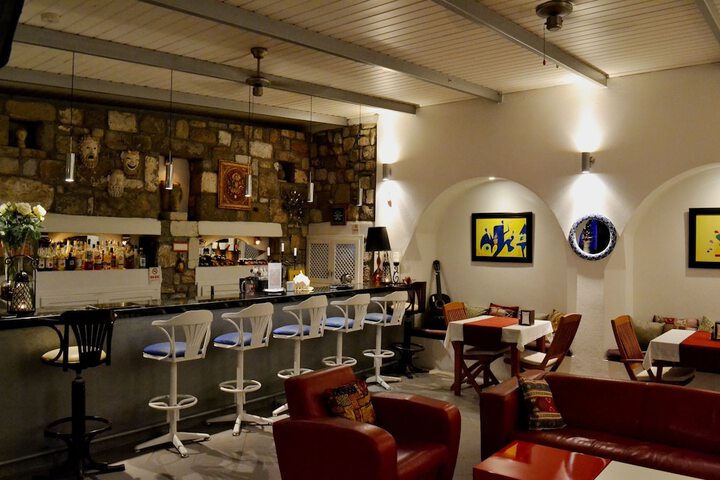 Lounge 118 of 144