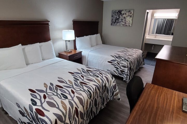 Deluxe 2 Queen Beds (3 of 7)