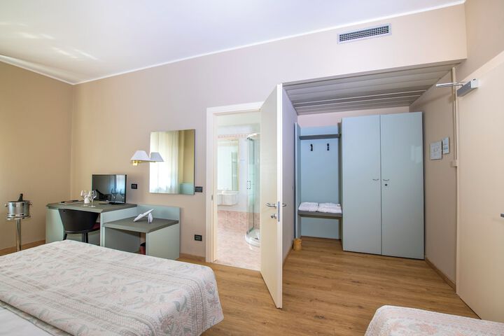 Room 17 of 37