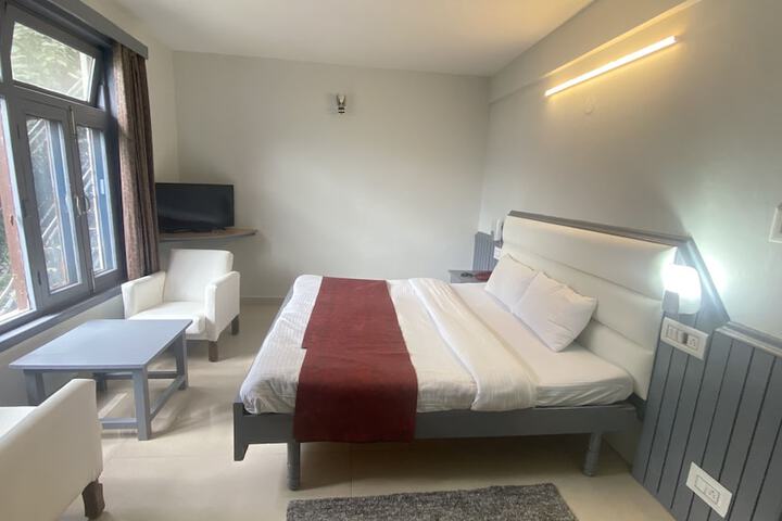 Room 10 of 28