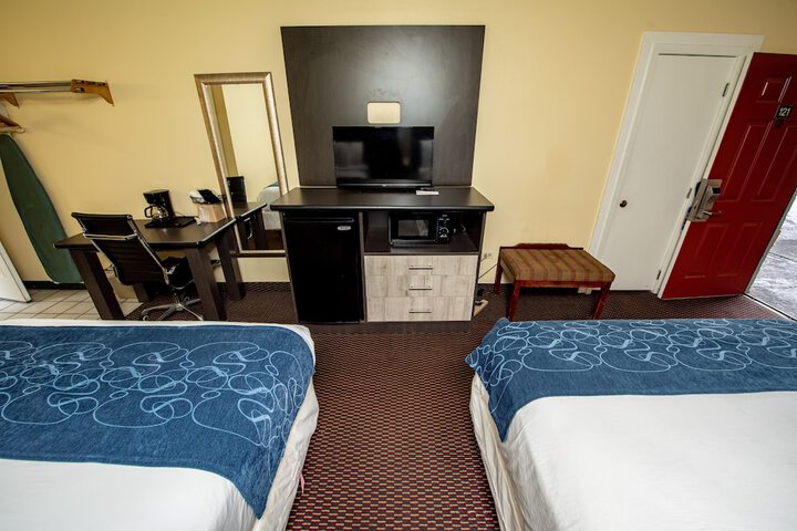 Standard 2 Queen Beds River View (1 of 9)