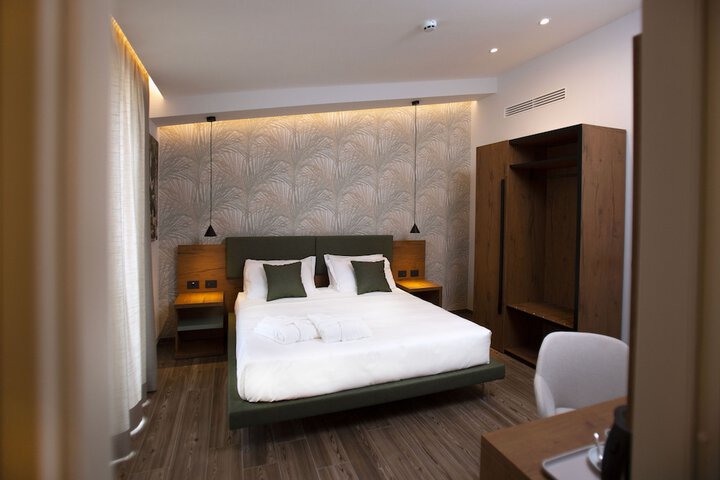 Room 2 of 25