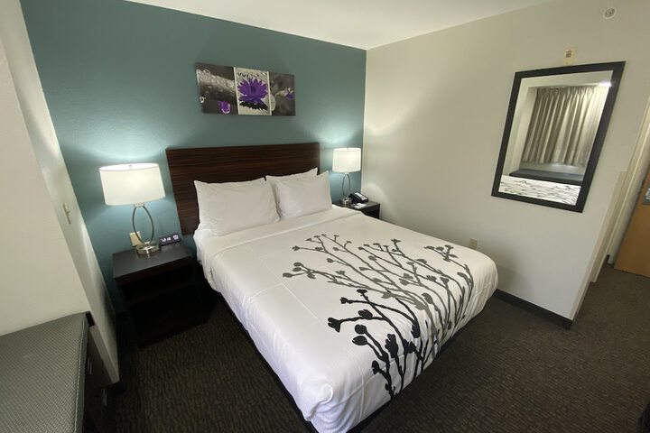 1 Queen Bed (7 of 27)