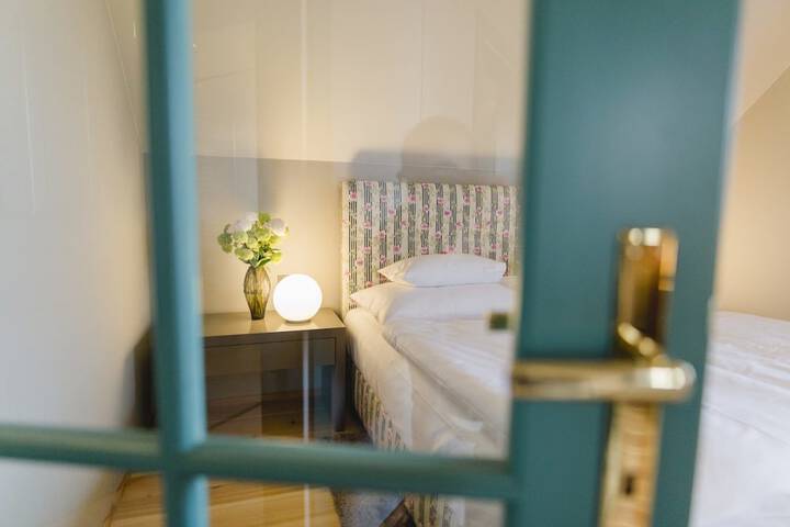 Room 4 of 33