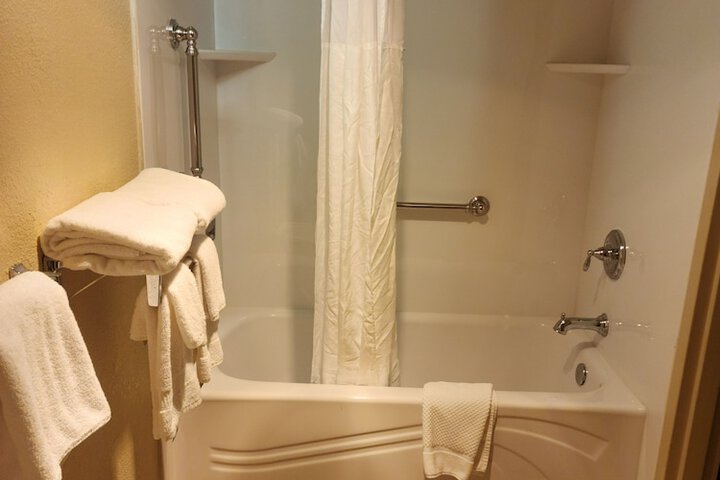 2 Queen Beds (7 of 10)