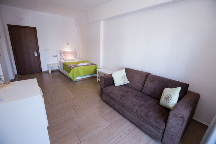 Lounge 56 of 83