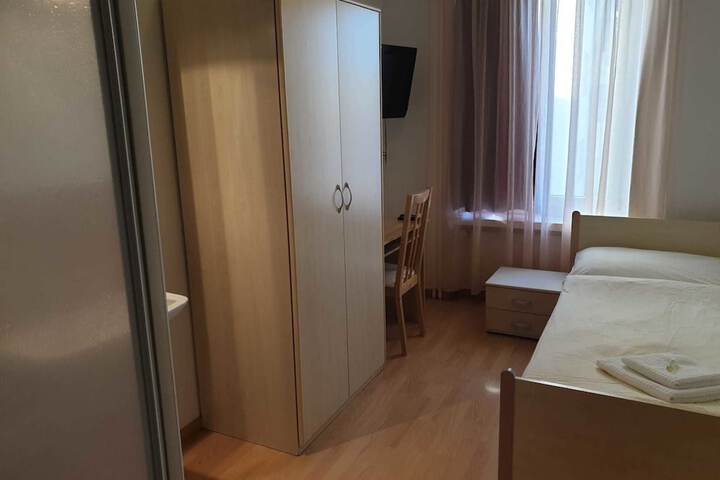 Room 6 of 28