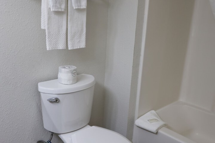 1 Queen Bed Efficiency Suite (34 of 54)