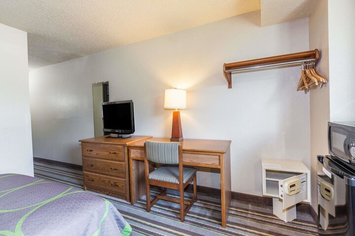 1 Queen Bed (2 of 12)