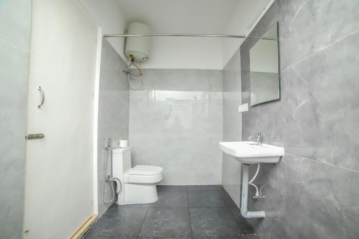 Room 6 of 12