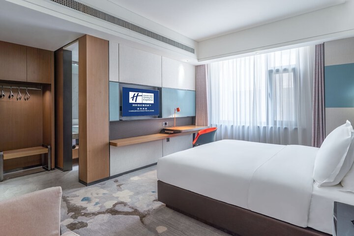 Room 9 of 35