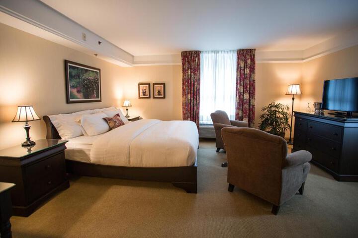 1 King Bed (2 of 27)