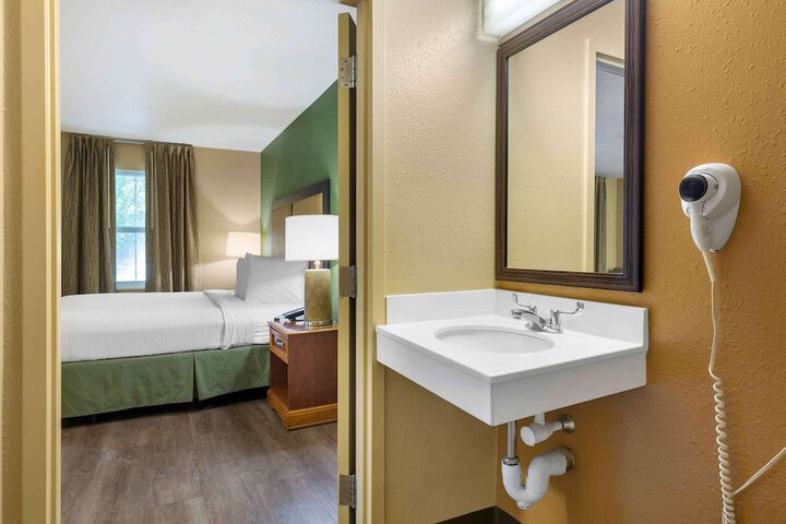 Double Deluxe Queen Bed (1 of 5)