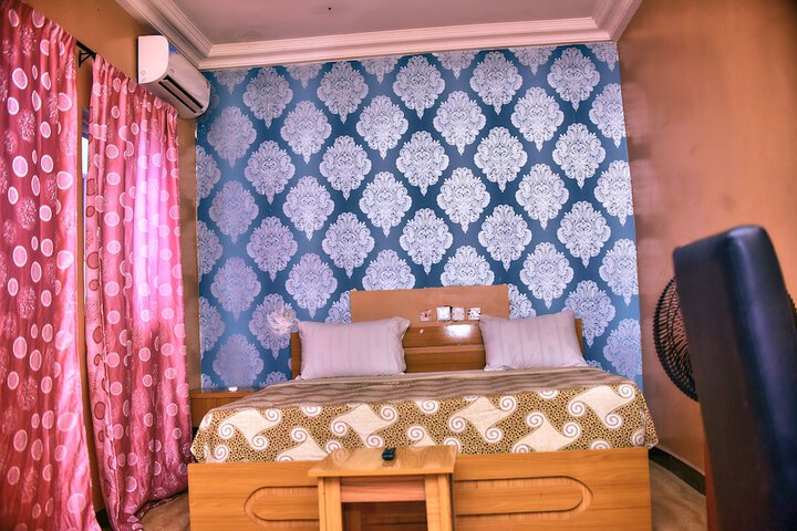 Room 10 of 34