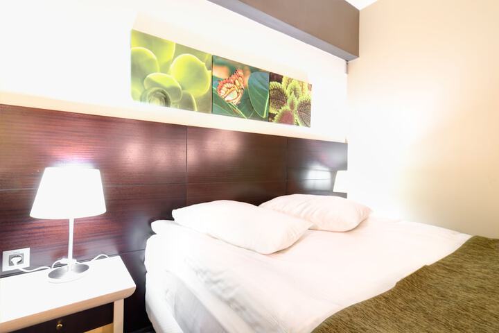 Room 28 of 144