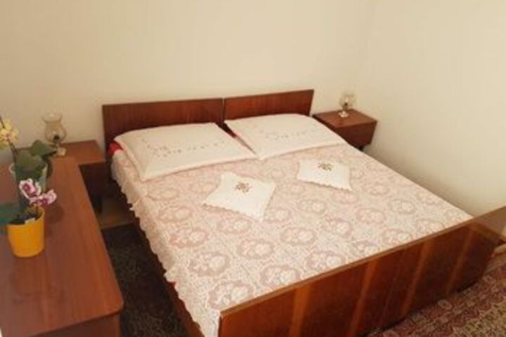 Room 6 of 13