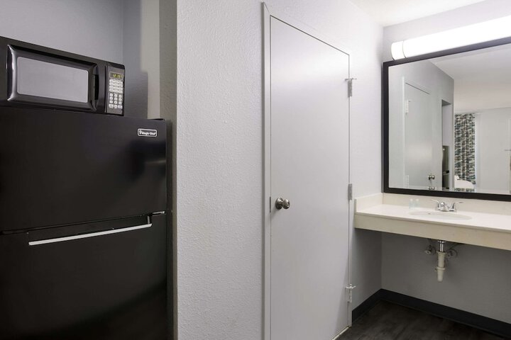 1 Queen Bed Accessible (2 of 5)
