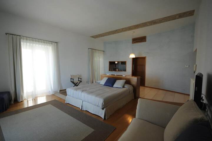 Room 6 of 68