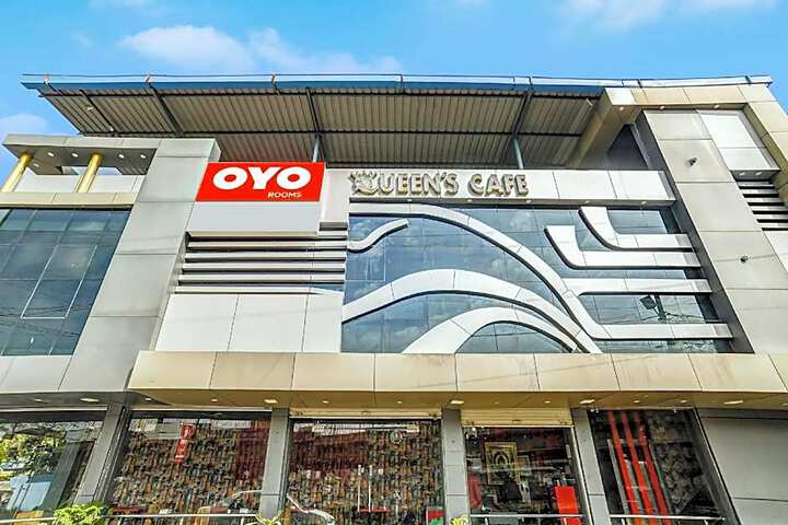 OYO 807067 Queens Cafe & Hotel