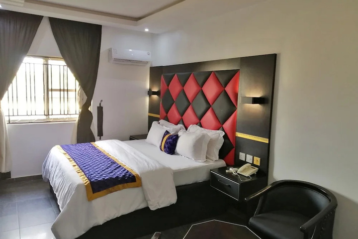 CHALON SUITES