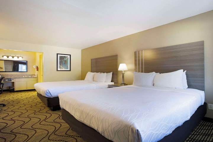 1 Queen Bed Desk Microwave and Refrigerator WiFi Full Breakfast (9 of 21)