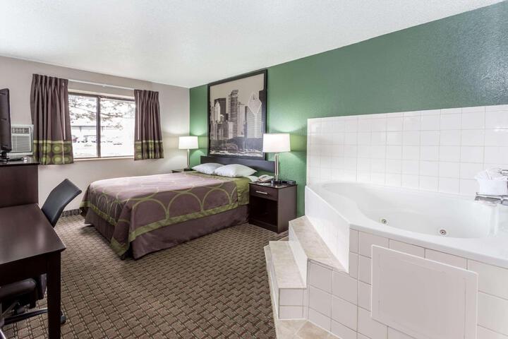 1 Queen Bed (10 of 14)