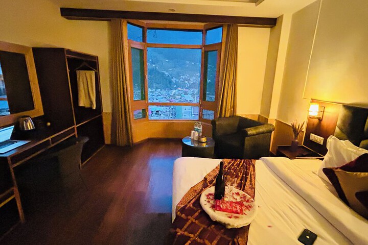 Room 17 of 33