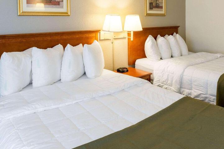 1 Queen Bed (4 of 11)