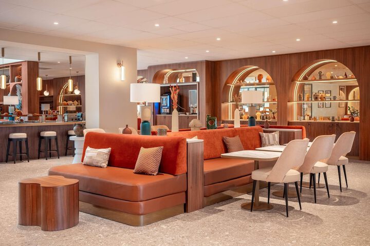 Lounge 34 of 45