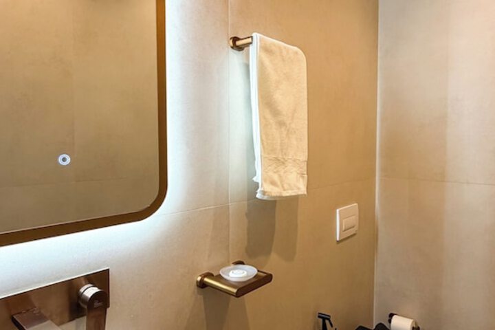 Room 102 of 104