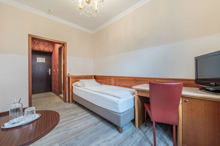 Room 33 of 104