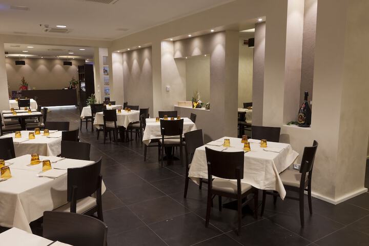 Dining 46 of 53