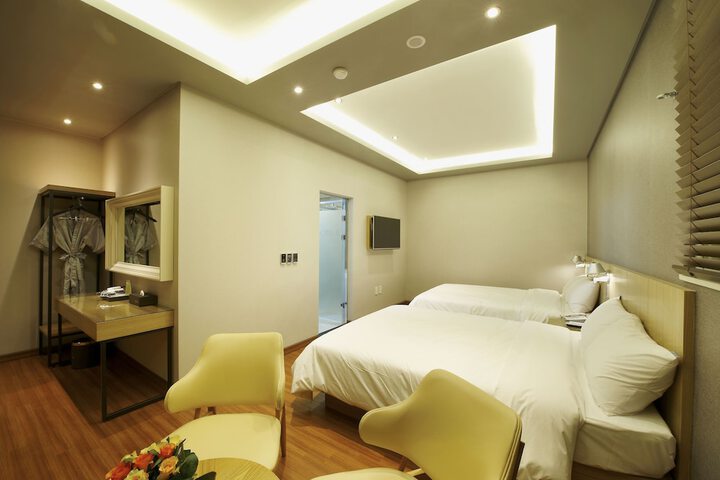 Room 14 of 37