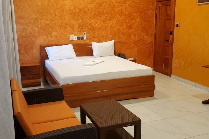 Room 5 of 18